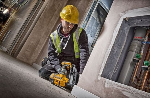 DEWALT DCN660D2 GWOŹDZIARKA 16Ga 18V XR 2x2,0Ah_1.jpg