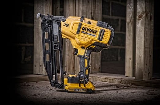 DEWALT DCN660D2 GWOŹDZIARKA 16Ga 18V XR 2x2,0Ah_2.jpg
