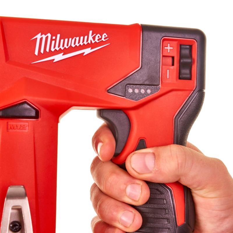 Milwaukee 4933459635 Zszywacz z 2x 2.0 Ah Akumulatorami, ładowarką i Walizką