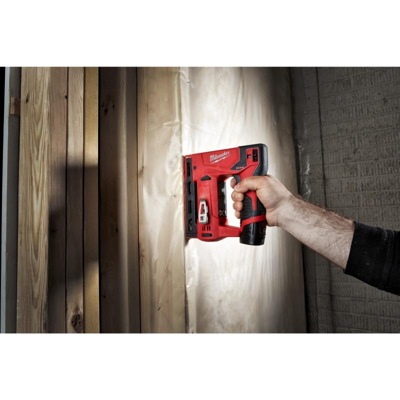 Milwaukee 4933459635 Zszywacz z 2x 2.0 Ah Akumulatorami, ładowarką i Walizką