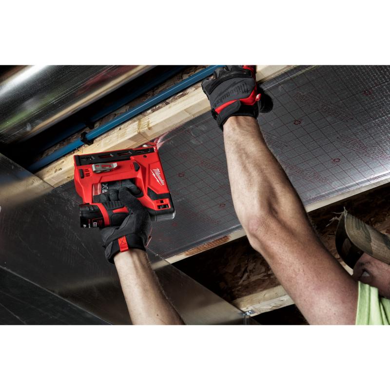 Milwaukee 4933459635 Zszywacz z 2x 2.0 Ah Akumulatorami, ładowarką i Walizką