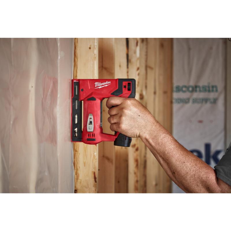 Milwaukee 4933459635 Zszywacz z 2x 2.0 Ah Akumulatorami, ładowarką i Walizką