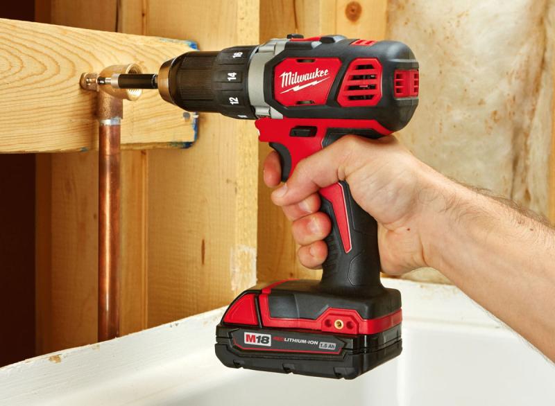 Milwaukee M18 BDD-202C Wiertarko-wkrętarka 18V 2x2Ah 1xM12-18C