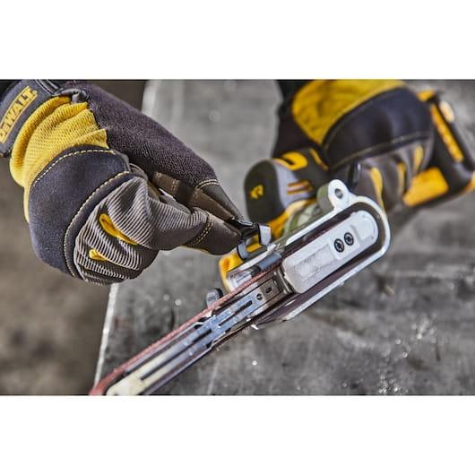 Dewalt DCM200NT Pilnik taśmowy z silnikiem bezszczotkowym 18V+walizka