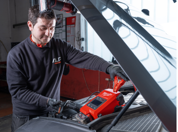 Milwaukee  M18 JS2000-0  Urządzenie rozruchowe  4933498026